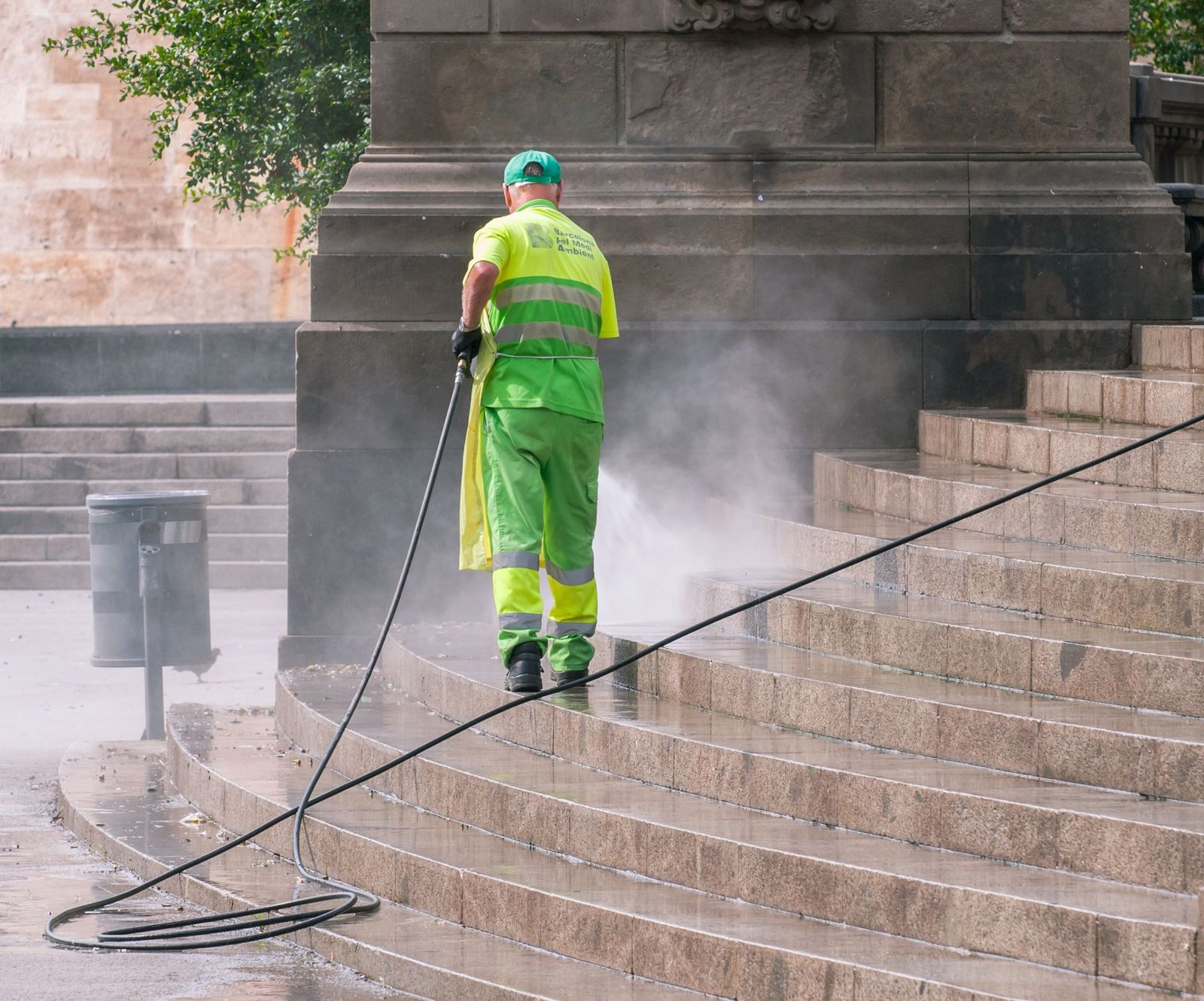 Limpeza com água sob pressão de uma escadaria exterior